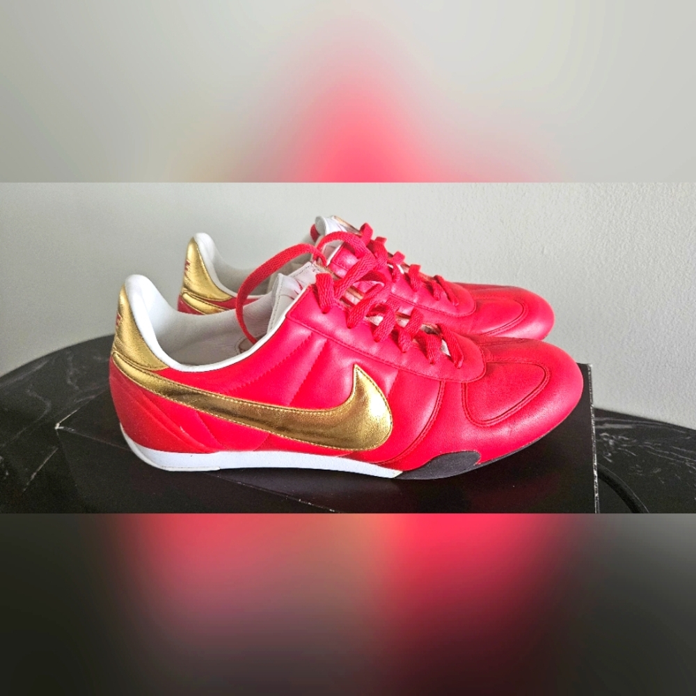 Nike SPRINT SISTER Metalic Gold and Red Leather Sneakers (SIZE 7)